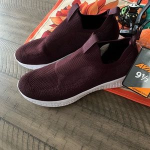 NEW Womens 9 1/2 AVIA SLIP ON SNEAKER SHOE Burgundy w/tags Running Workout